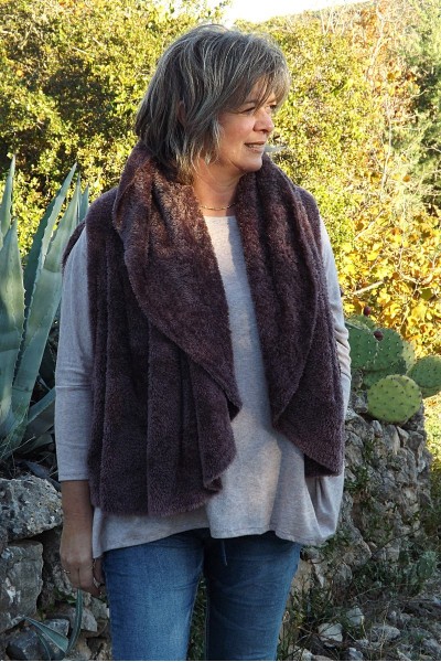 GILET SANS MANCHE ELENA AUBERGINE PORTE COURT SUR LE TOP CYRIA