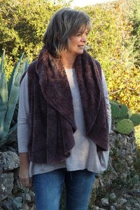 GILET SANS MANCHE ELENA AUBERGINE PORTE COURT SUR LE TOP CYRIA