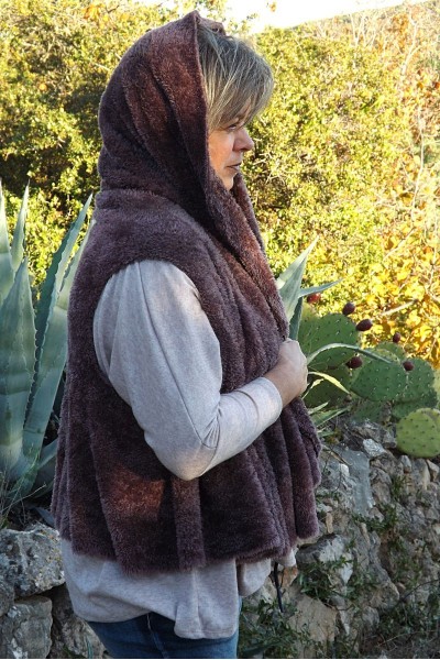 GILET SANS MANCHE ELENA AUBERGINE PORTE COURT SUR LE TOP CYRIA
