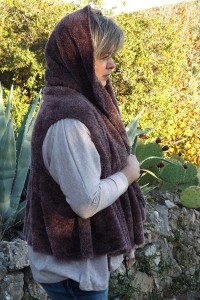 GILET SANS MANCHE ELENA AUBERGINE PORTE COURT SUR LE TOP CYRIA