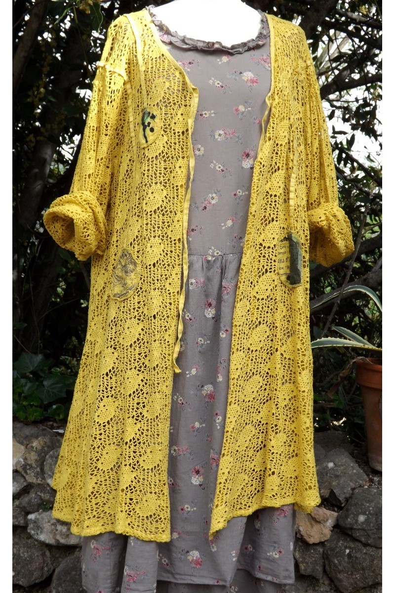 GILET LONG EN BRODERIE CARMEN JAUNE CURRY GILET LONG EN BRODERIE CARMEN JAUNE CURRY