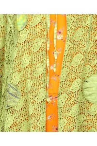 GILET LONG EN BRODERIE CARMEN VERT OLIVE SUR LA ROBE BLANDINE