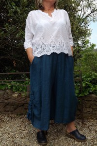 TOP EN BRODERIE ANGLAISE CAMILLE BLANC ET JUPE CULOTTE EN LIN SARAH
