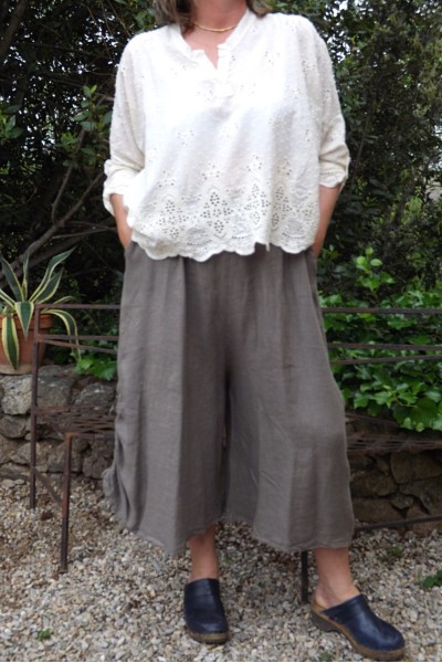 TOP EN BRODERIE ANGLAISE CAMILLE ECRU ET JUPE CULOTTE EN LIN SARAH
