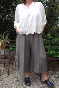 TOP EN BRODERIE ANGLAISE CAMILLE ECRU ET JUPE CULOTTE EN LIN SARAH