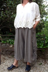 JUPE CULOTTE EN LIN GRANDE TAILLE SARAH TAUPE ET TOP BRODERIE ANGLAISE SARAH