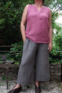 DEBARDEUR LIN LOIC LIE DE VIN ET PANTALON BORIS EN LIN