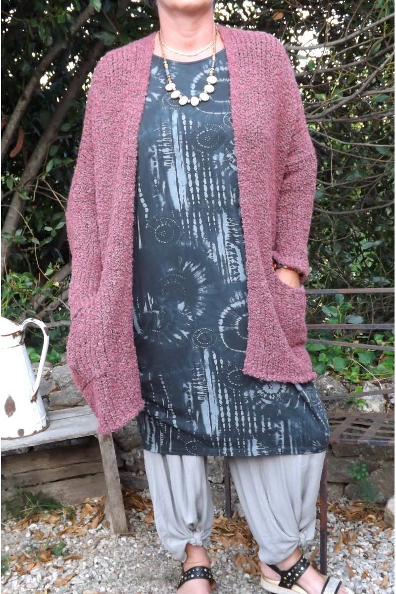 GILET LOOSE LONG VINCENT FRAMBOISE, ROBE AGNES NOIRE ET PANTALON VICTOR TAUPE