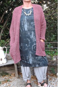 GILET LOOSE LONG VINCENT FRAMBOISE, ROBE AGNES NOIRE ET PANTALON VICTOR TAUPE