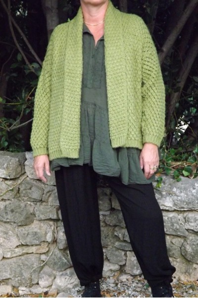 GILET GROSSE MAILLE BASILE VERT OLIVE, BLOUSE HONORINE ET PANTALON VICTOR
