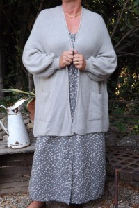 GILET MAILLE FINE ACHILE GRIS PERLE ET ROBE ALEXANDRINE