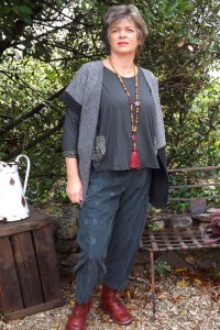 VESTE LAINE BOUILLIE PAULINE, PANTALON LEON ET T-SHIRT FAB
