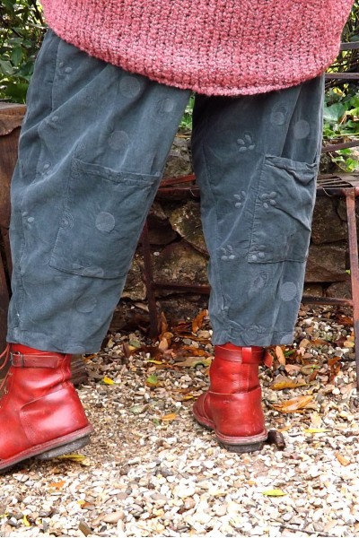 PANTALON VELOURS MILLERAIE LOUIS ANTHRACITE AVEC DES POCHES AU NIVEAU DES MOLLETS
