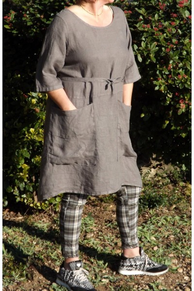 ROBE LIN TABLIER MARIELLE TAUPE ET PANTALON JOSE