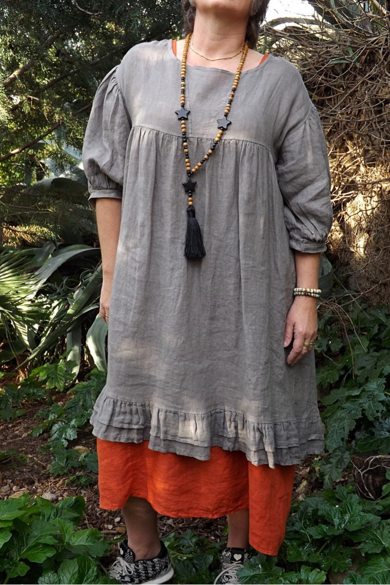 ROBE LIN TAUPE LOUISETTE SUR LA ROBE JEANNETTE. ROBE LIN TAUPE LOUISETTE SUR LA ROBE JEANNETTE.