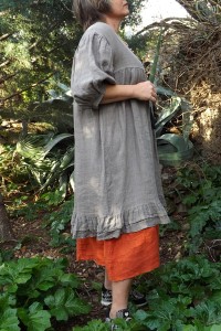 ROBE LIN TAUPE LOUISETTE SUR LA ROBE JEANNETTE.