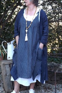 ROBE TABLIER LIN SOPHIE MARINE, ROBE JEANNETTE BLANCHE ET VESTE CLEMENCE