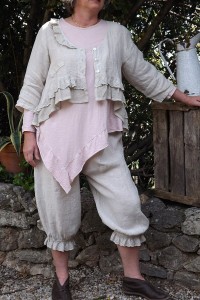 VESTE COURTE LIN CHLOE BEIGE, TUNIQUE VIADA ET PANTY JOSEPH 