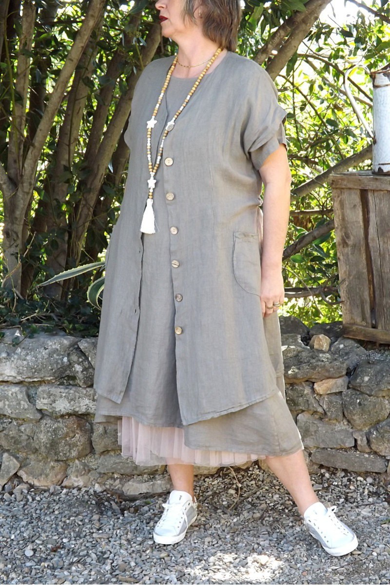 VESTE LONGUE EN LIN CLARA TAUPE, ROBE AGNES ET JUPON FLORENT