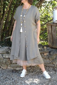 VESTE LONGUE EN LIN CLARA TAUPE, ROBE AGNES ET JUPON FLORENT