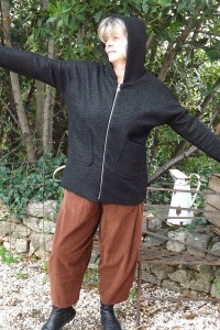 VESTE LAINE BOULLIE ANNE NOIRE ET PANTALON VELOURS HONORE