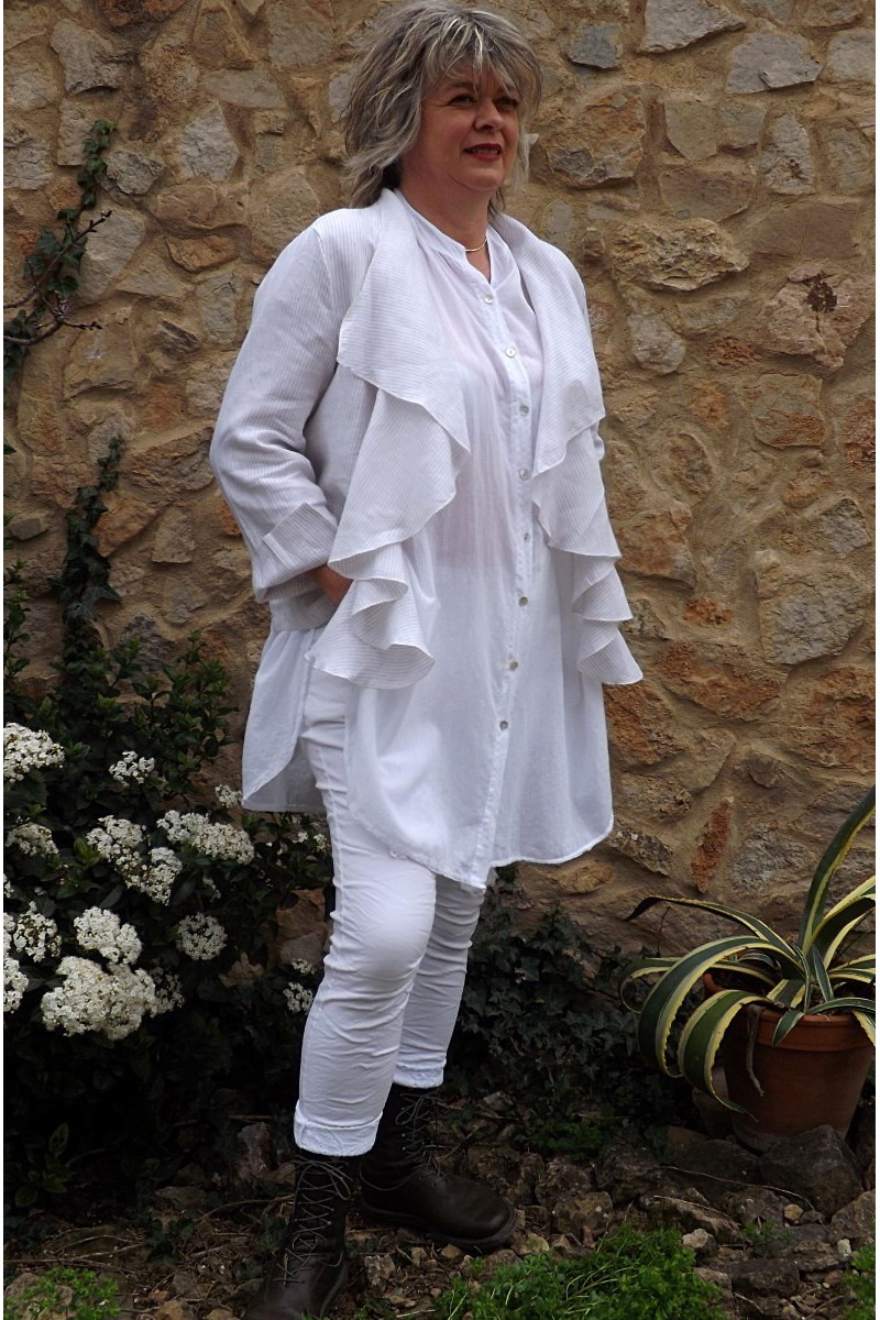 Veste courte lin Anais rayures beiges et blanches, pantalon Lenny et liquette Coco