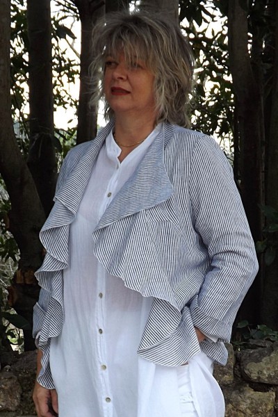 Veste courte lin Anais rayures anthracites et blanches, liquette coco et pantalon Lenny