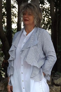 Veste courte lin Anais rayures anthracites et blanches, liquette coco et pantalon Lenny