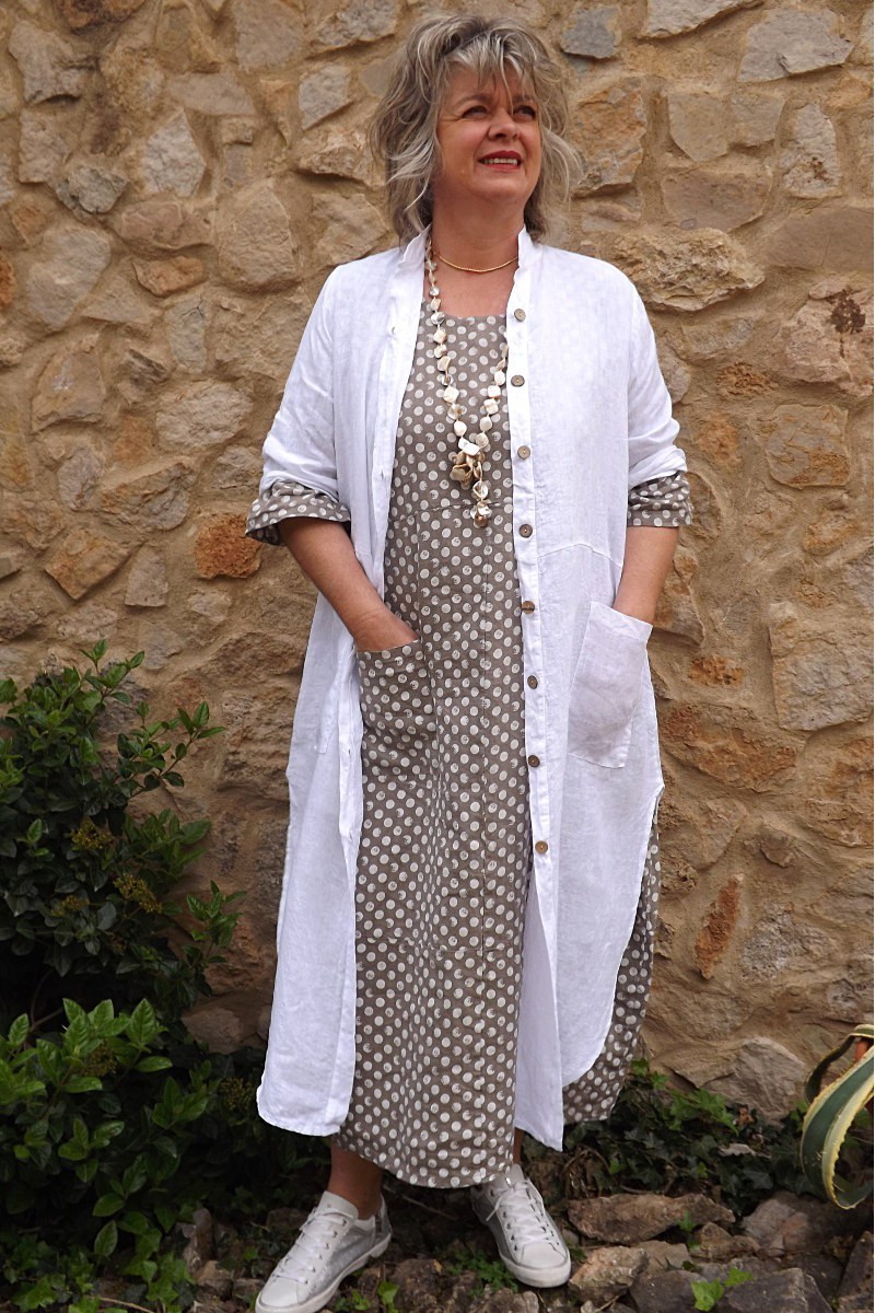 Veste longue en lin Aloïs blanche et robe lin Diane taupe