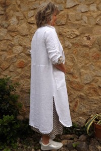 Veste longue en lin Aloïs blanche et robe lin Diane taupe