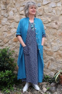 Veste longue en lin Aloïs bleu canard et robe lin Diane