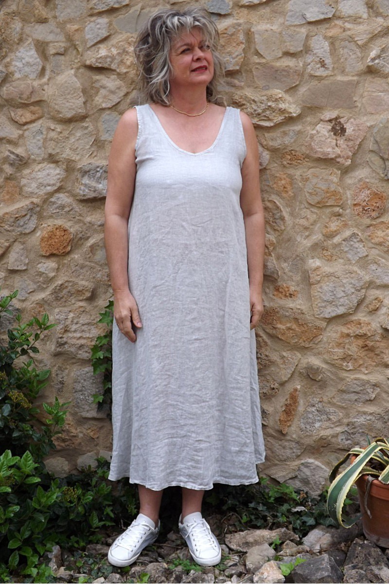 Robe lin gris clair délavé Isis. Robe lin gris clair délavé Isis.