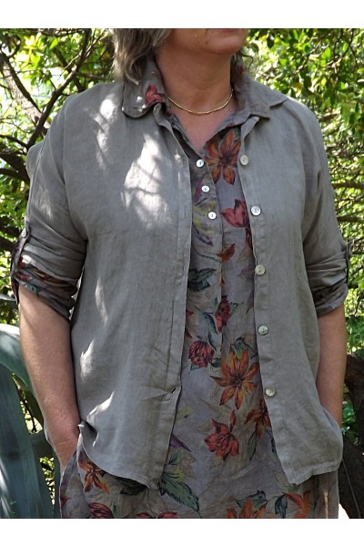 Chemise lin Albane taupe, chemise lin Laura et pantalon lin Gabriel.