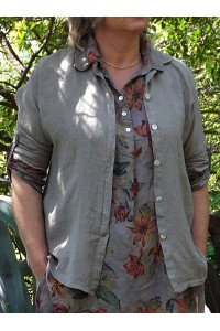 Chemise lin Albane taupe, chemise lin Laura et pantalon lin Gabriel.