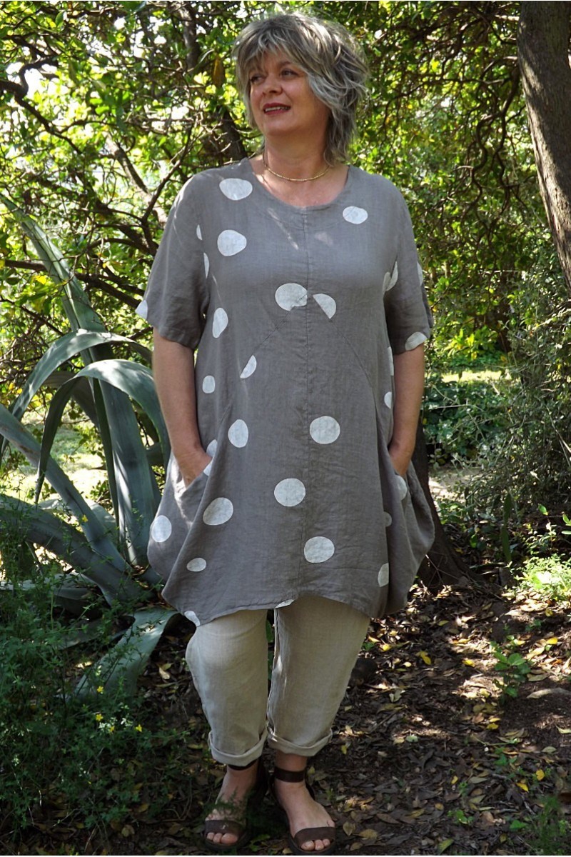 Tunique lin forme boule taupe Josette et pantalon lin Gabriel. Tunique lin forme boule taupe Josette et pantalon lin Gabriel.