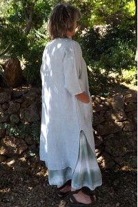 Veste longue en lin Aloïs gris perle et robe Anastasia