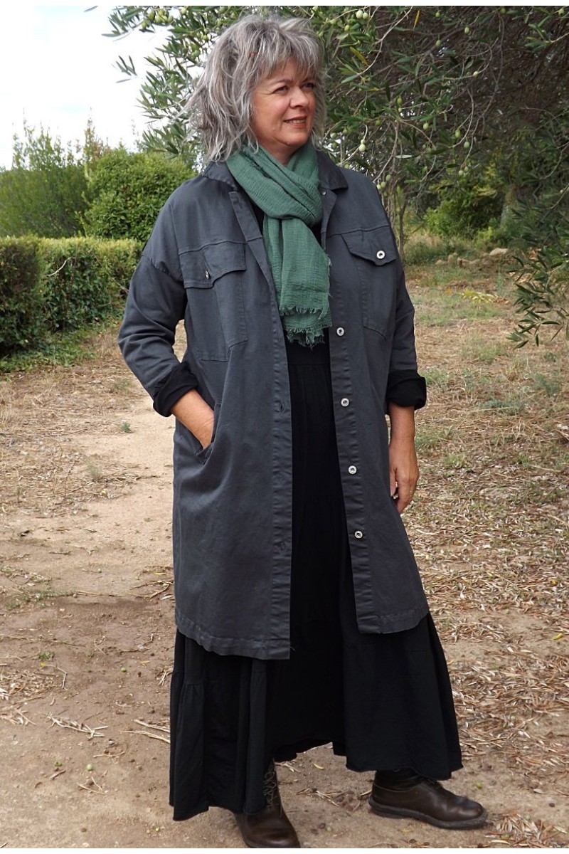 Veste Larzac sur robe Antoinette et un foulard coton Veste Larzac sur robe Antoinette et un foulard coton