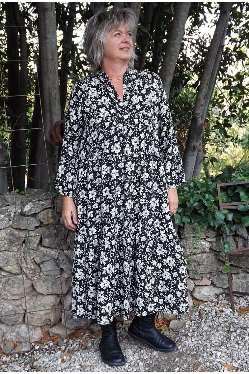 robe fond noir avec fleurs