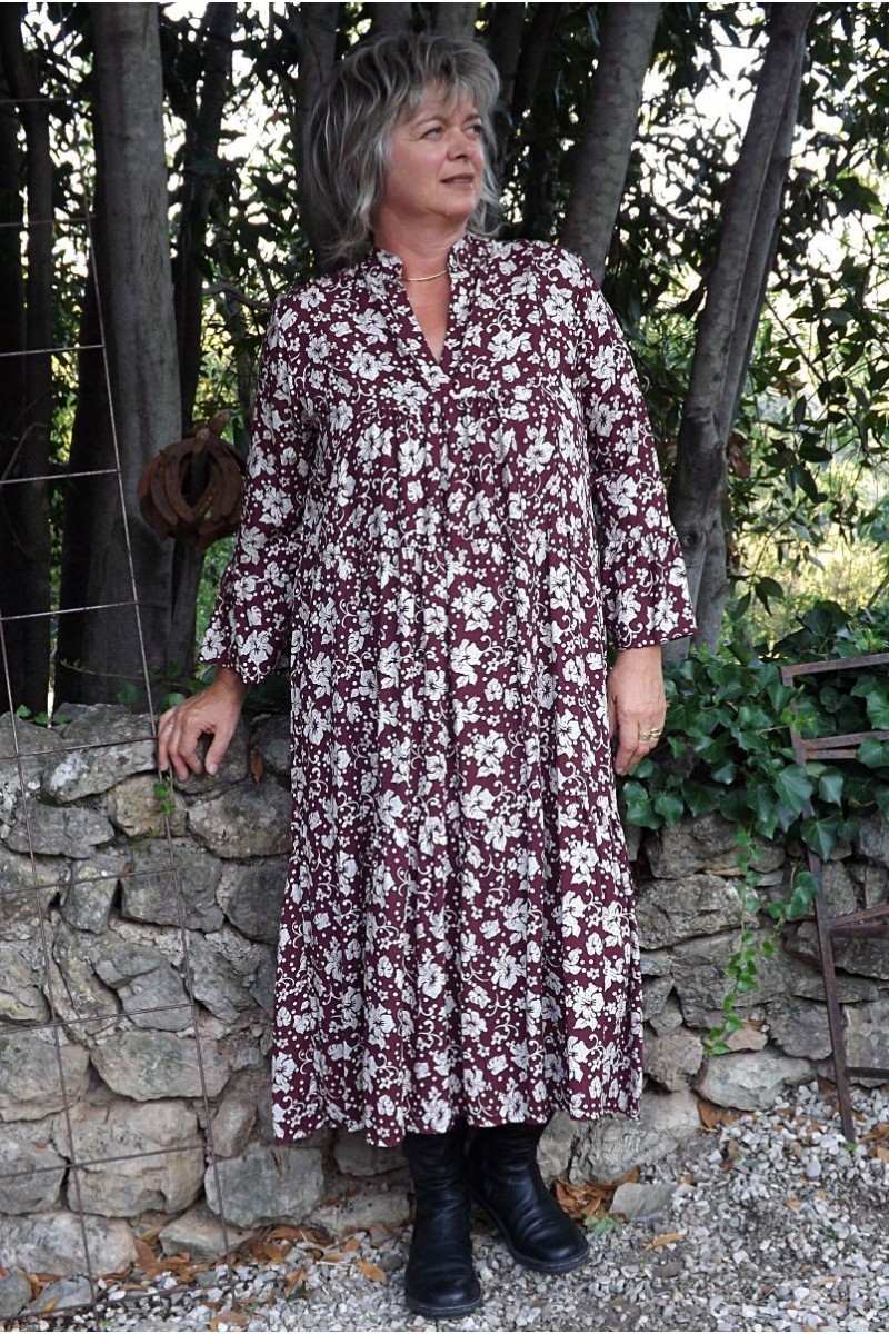 Robe longue manches longue avec fleurs sur base bordeaux
