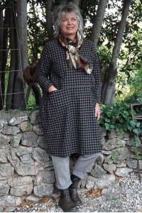 Pantalon toile de coton Gaby beige et robe Angèle