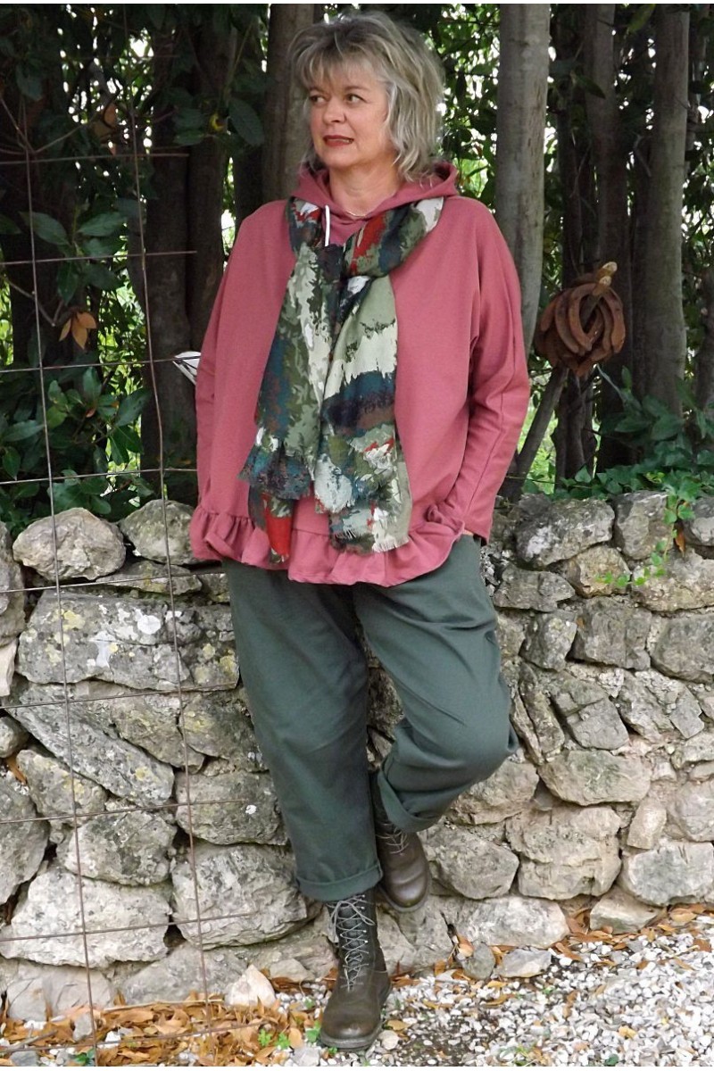 Sweat capuche Horace framboise, pantalon Gaby et foulard vague Sweat capuche Horace framboise, pantalon Gaby et foulard vague