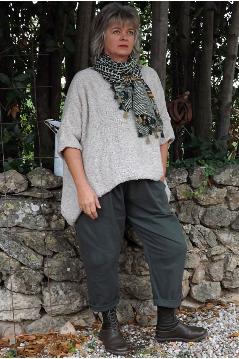 Pull Baptiste beige, pantalon Gaby et foulard