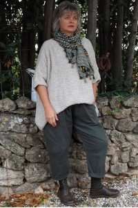 Pull Baptiste beige, pantalon Gaby et foulard