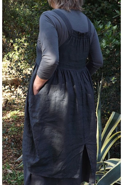 Robe chasuble en lin anthracite Giselle sur la jupe lin Amalie