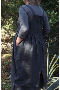 Robe chasuble en lin anthracite Giselle sur la jupe lin Amalie