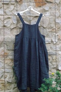 Robe chasuble en lin anthracite Giselle sur la jupe lin Amalie