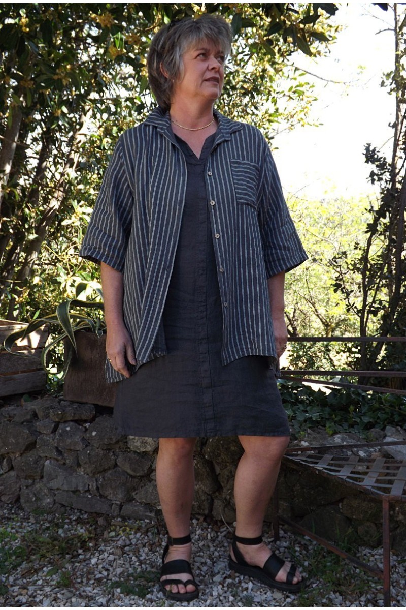 Chemise lin rayée anthracite Bastiane et robe lin Alice Chemise lin rayée anthracite Bastiane et robe lin Alice
