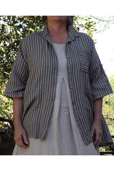 Chemise lin rayée taupe Bastiane et robe lin Philomène.