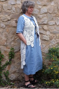 Gilet long en broderie Gael Blanc et robe en lin Apolline.