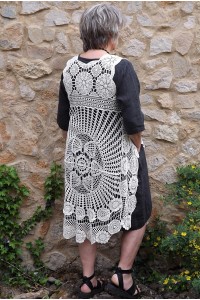 Gilet long en broderie Gael beige et robe en lin Eva.